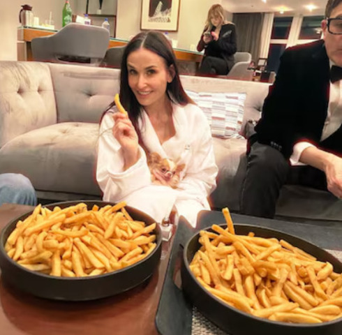 Vale lembrar que , depois de perder o Oscar para Mikey Madison, a favorita Demi Moore se 'afundou' em batatas fritas. Ela assumiu que se rendeu à delícia após não levar a estatueta. 