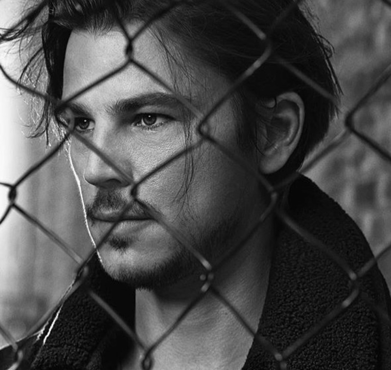 Na trama de “Verity”, uma escritora fica incapacitada de concluir um livro de uma consagrada série após sofrer acidente. Então, uma autora em más condições financeiras é convidada para escrever sob pseudônimo os livros que faltam. Dakota Johnson e Anne Hathaway também estão no elenco.
