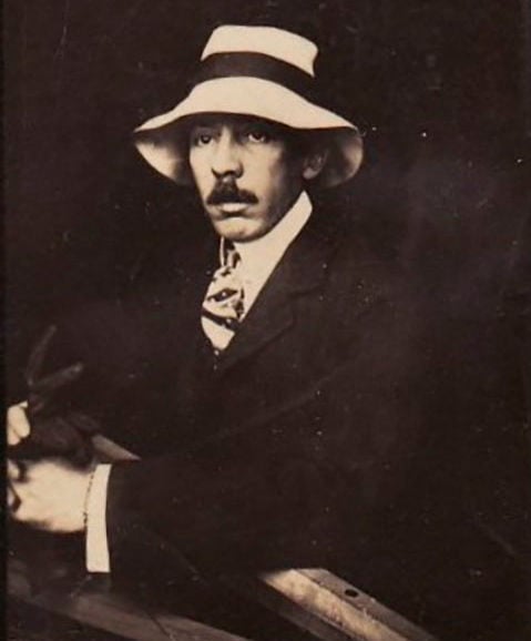 Em 1915, deprimido com o uso de aviões para matar pessoas durante a 1ª Guerra Mundial, Santos Dumont entrou em depressão e decidiu voltar ao Brasil — na época ele vivia na França.