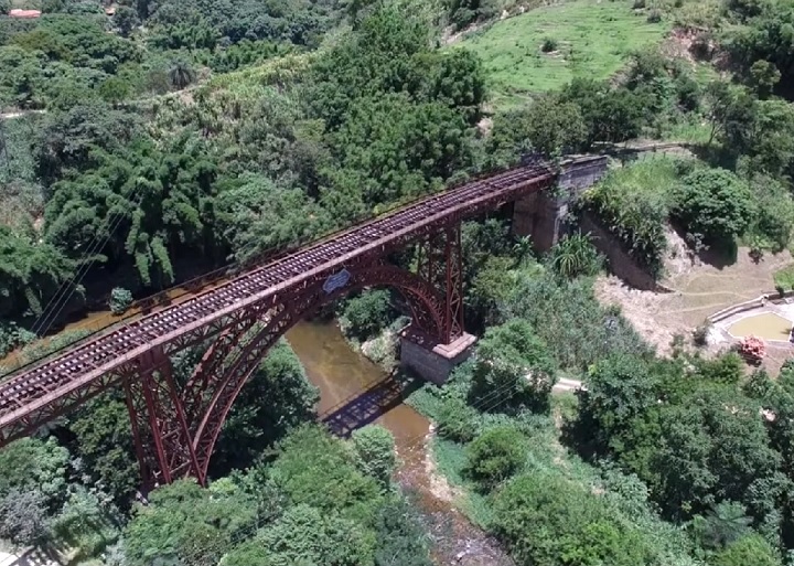 O Viaduto Ferroviário Paulo de Frontin, considerado o único viaduto de ferro em curva do mundo, é usado para a prática de rapel, bungee-jump e trilhas a pé.