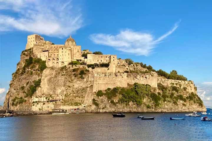 Redescoberta em 2011, Aenaria, na ilha de Ísquia, Itália, ressurgiu depois de escavações e sugeriu uma intensa relação com o Império Romano. O turismo, então, valoriza descobertas subaquáticas e tem atraído curiosos para explorar a história submersa.