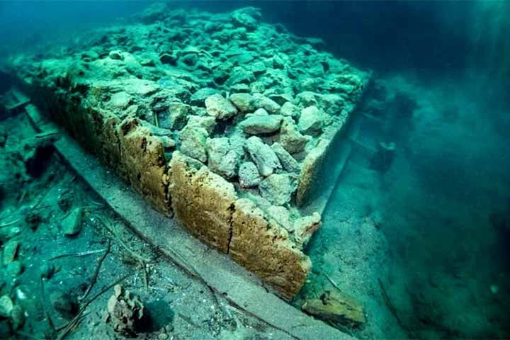 Foi então que marinheiros encontraram, em 2011, a cidade perdida de Aenaria. A descoberta ocorreu ao seguir as pistas de dois mergulhadores que encontraram cacos de cerâmica romana em 1972 próxima à costa leste de Ísquia