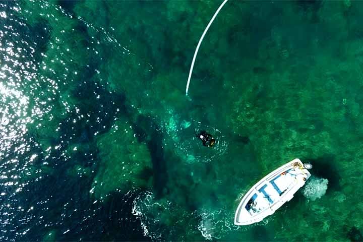Ele estava enterrada a dois metros de profundidade do solo vulcânico. De acordo com o jornal italiano La Repubblica, moedas, ânforas (espécie de vaso), mosaicos, casas e até os destroços de um navio de madeira estavam nessas ruínas.