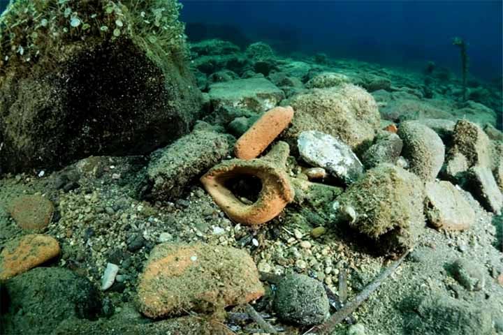 Diferente de Pompeia, soterrada por cinzas e outros detritos vulcânicos, Aenaria teria sofrido com os tremores de terra do vulcão Cretaio, que se seguiram e a afundou na Baía de Cartaromana. Por outro lado, não há documentação.