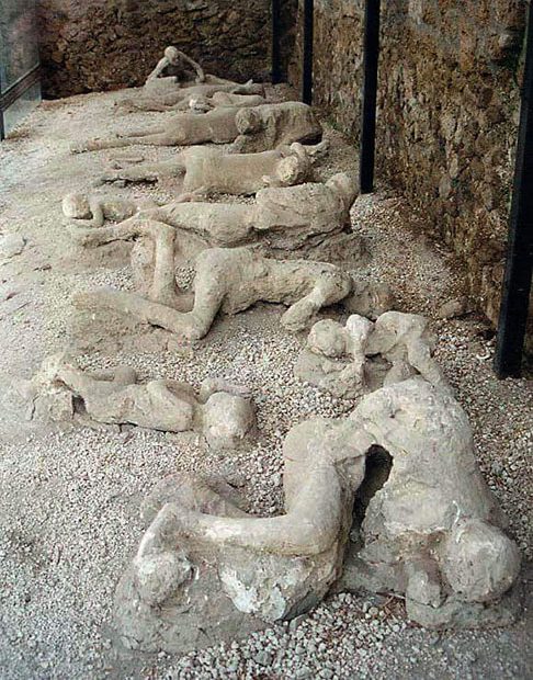 Durante muito tempo se pensou que havia corpos petrificados de pessoas que morreram em Pompeia. Mas arqueólogos esclareceram que, na verdade, são moldes de gesso  