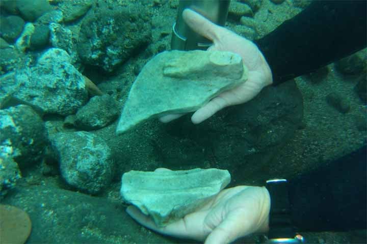 Foram encontradas também 142 variantes de cerâmica nas ruínas, de 12 postos de produção no Mediterrâneo: da Campânia (sul da Itália) ao Levante (Oriente Médio)