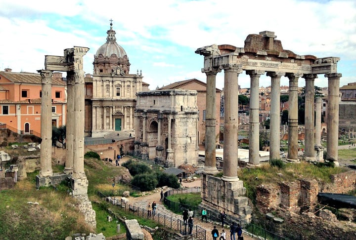 Tem ruínas valiosas, como o Fórum e o Coliseu, que revelam a força do Império Romano.  A sua civilização exerce até hoje influência no Ocidente com legado em Direito, Arquitetura, Artes, Literatura e Religião, entre outras áreas.  