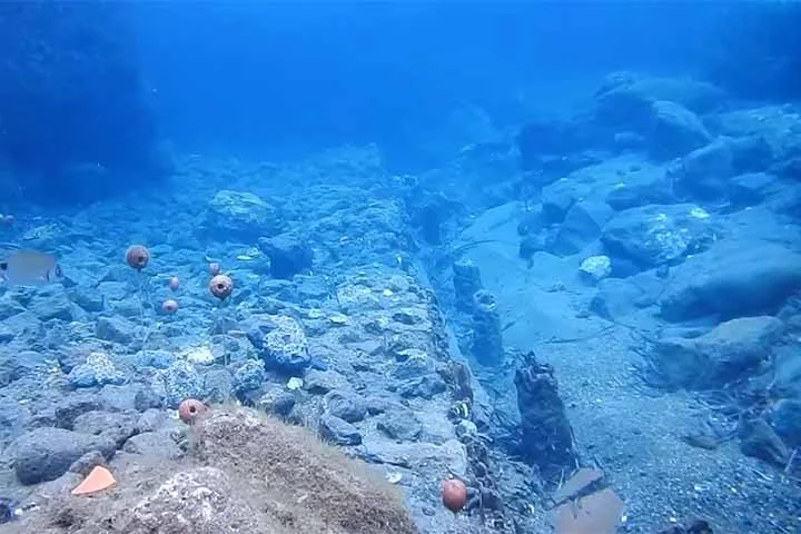 No verão europeu, novas buscas pelo assentamento romano são feitas. Turistas levados por Marina di Sant'Anna e Ischia Barche em barcos de casco de vidro, além de mergulhadores que se aproximam para conhecer as ruínas. 