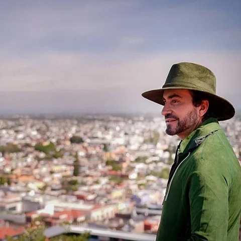 Fábio de Melo já vendeu mais de 3 milhões de cópias de CDs (1,8 milhão apenas na Som Livre), além de 3,5 milhões de livros. Como professor universitário, lecionou teologia na Faculdade Dehoniana de Taubaté.
