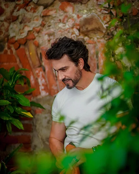 Ele foi ordenado sacerdote pela oração consacratória e imposição das mãos de Dom Alberto Taveira Corrêa, Arcebispo Metropolitano de Palmas, Tocantins, no dia 15 de dezembro de 2001, em sua cidade natal, na Igreja Matriz de São Vicente Ferrer, no seminário São Judas Tadeu de Terra Boa, Paraná.
