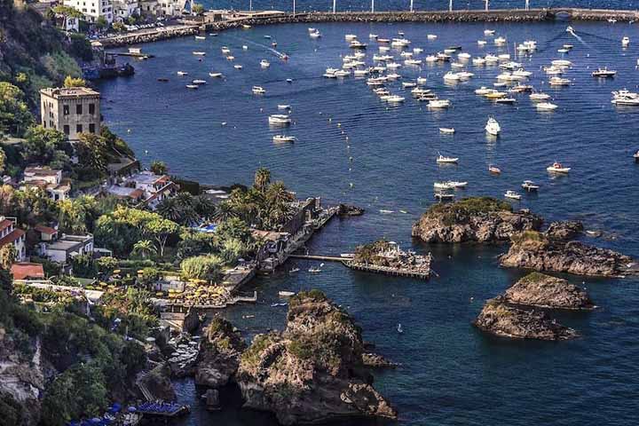 Um tour arqueológico por Aenaria, cidade submersa da Itália, pode custar de 30 euros (R$ 194) a 240 euros (R$ 1.553).