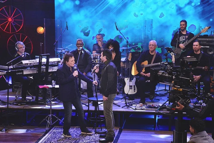 Antes disso, tendo como referencial o Padre Zezinho (SCJ), precursor dos padres cantores desde a década de 1960, Fábio de Melo lançou seu primeiro CD, em 1997, com o título De Deus um cantador.
