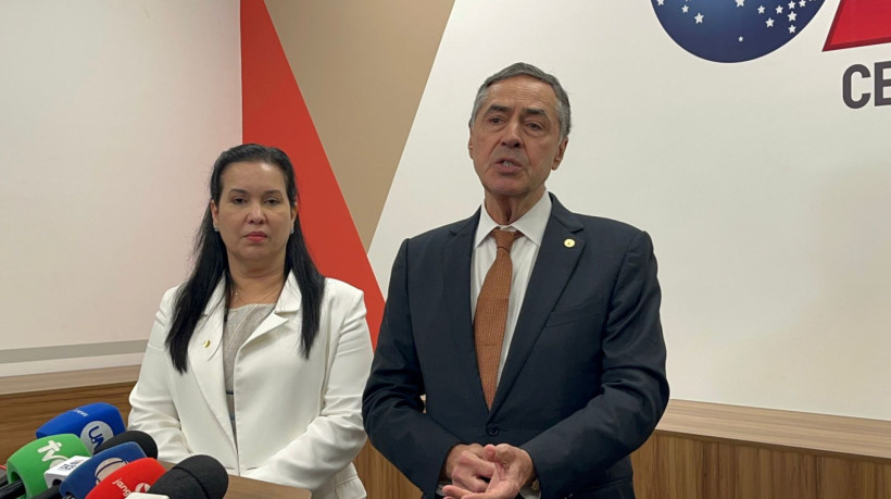 Ministro Luís Roberto Barroso concedeu entrevista ao lado da presidente da OAB-CE, Christiane Leitão