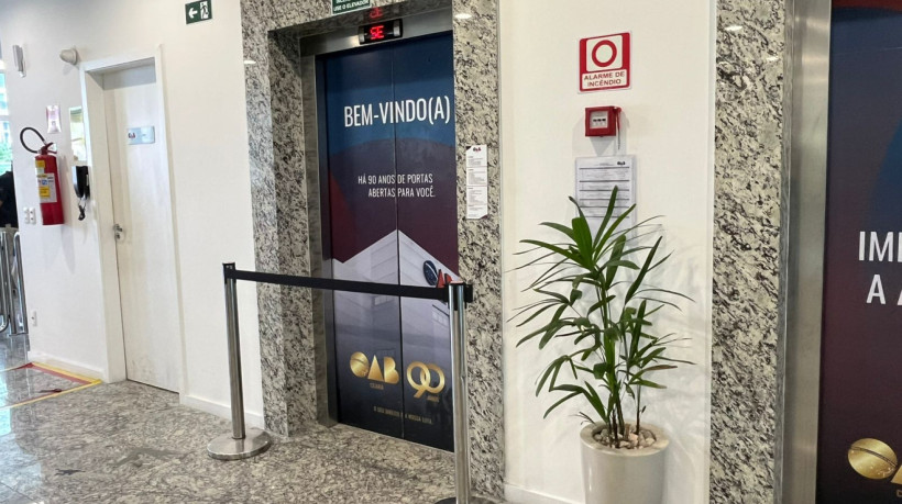 Presidente do STF, Luís Roberto Barroso, ficou preso por alguns instantes em elevador na OAB-Ceará; problema foi resolvido rapidamente e ministro brincou com a situação