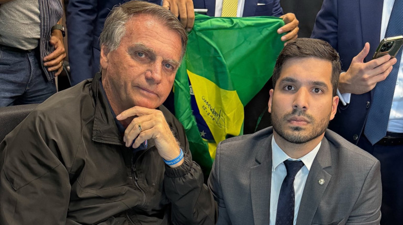 ￼JAIR Bolsonaro ao lado de Andr&eacute; Fernandes