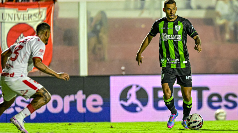 Atacante Fabinho no jogo Vila Nova x América-MG pelo Campeonato Brasileiro Série B 2025