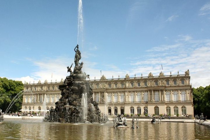 Palácio de Herrenchiemsee (Ilha de Herreninsel, Alemanha): Construído pelo rei Luís II da Baviera, Herrenchiemsee é um tributo direto ao de Versalhes e foi projetado para emular a grandiosidade e o esplendor do famoso palácio francês.