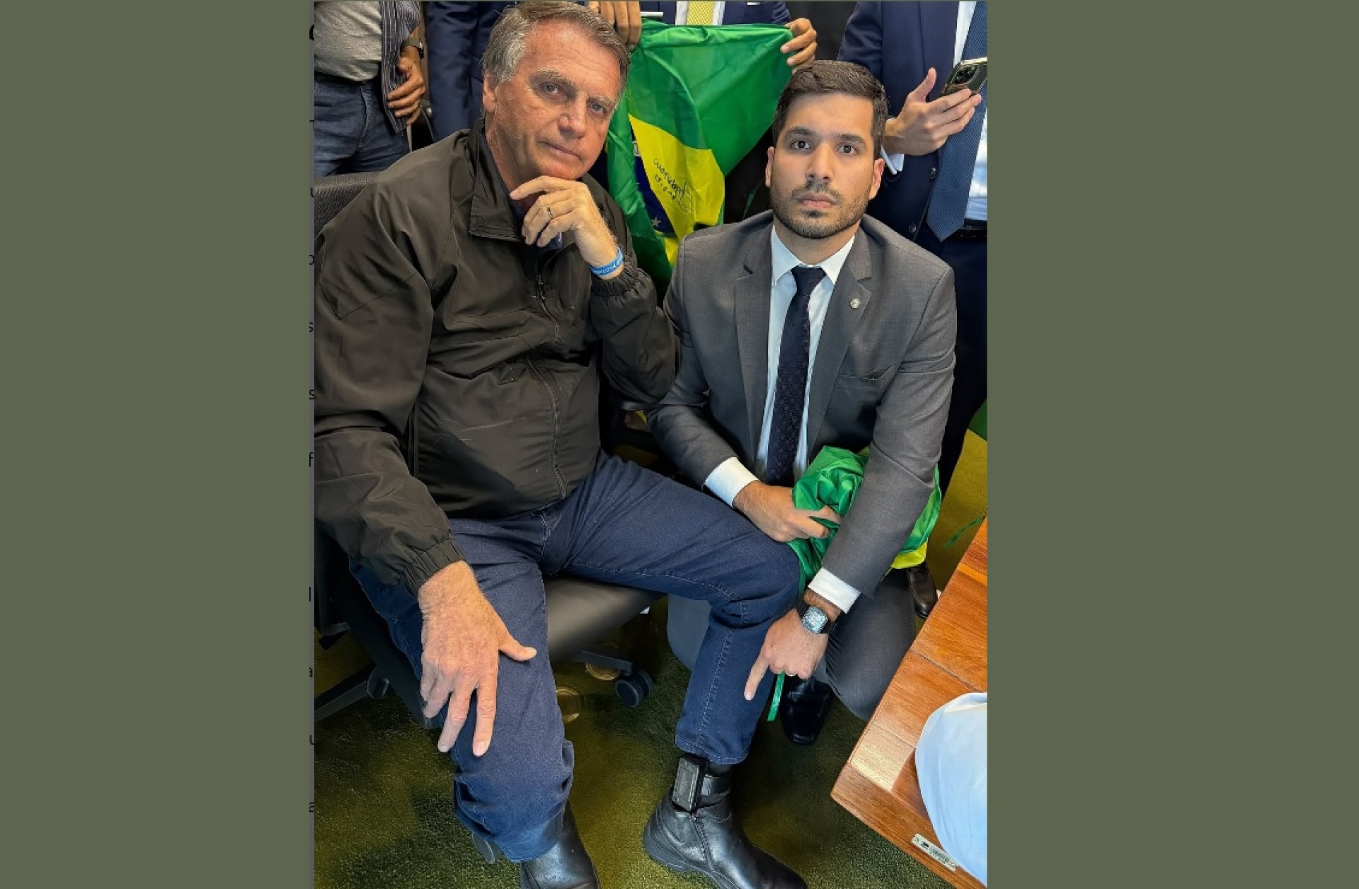 Jair Bolsonaro, de tornozeleira eletr&ocirc;nica, com Andr&eacute; Fernandes