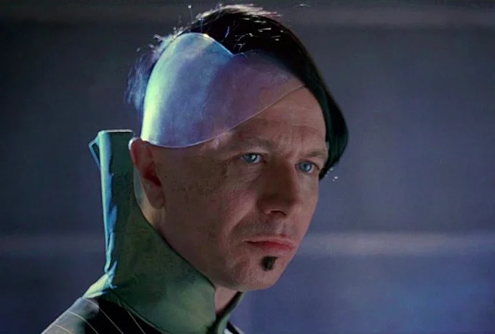 Em 1997, Gary Oldman deu vida ao excêntrico antagonista Zorg em O Quinto Elemento, filme que também contou com Bruce Willis.
