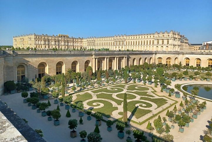 Já os belíssimos Jardins de Versalhes estendem-se por quase 800 hectares, com fontes, lagos, esculturas e canteiros de flores cuidadosamente planejados.