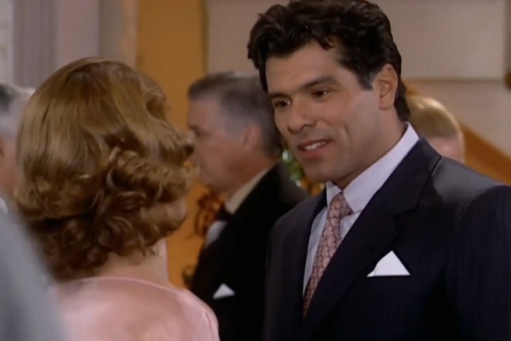 Dois anos depois, retornou à Globo e emplacou diversas novelas como Porto dos Milagres, de 2001, Agora É que São Elas, de 2003, A Lua Me Disse, de 2005, e O Profeta, de 2006.