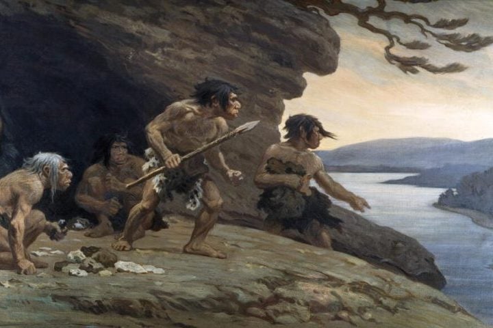Pesquisas conduzidas por arqueólogos revelaram que Homo heidelbergensis ou Homo neanderthalensis frequentavam o local, deixando vestígios como ferramentas de pedra, ossos de animais caçados e sinais de atividades organizadas.
