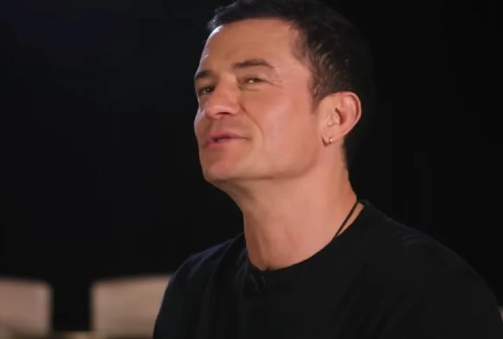 De acordo com o tablóide inglês “The Sun”, Bloom foi visto em clima de romance com uma mulher durante o luxuoso casamento do empresário Jeff Bezos com a jornalista Lauren Sánchez. 

