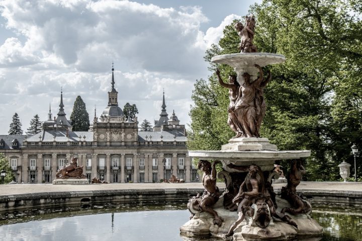 Os jardins de La Granja, adornados com fontes e esculturas ornamentadas, são considerados uns dos mais belos da Europa.
