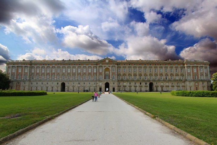 Palácio Real de Caserta (Nápoles, Itália): Construído pelo rei Carlos VII de Nápoles em meados do século 18, foi muitas vezes comparado a Versalhes pela sua grandeza.