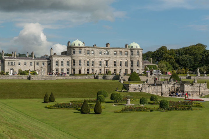 Powerscourt House (Wicklow, Irlanda): Apesar de ter sido construído no século 13, a aparência atual da casa e dos jardins é resultado de uma extensa reforma e repaginação no século 18. Os jardins de Powerscourt, ocupando 19 hectares, são considerados um dos mais belos da Europa.