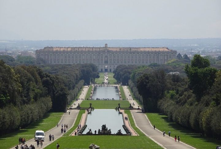Além disso, o Palácio de Caserta possui um vasto parque, fontes e cascatas que lembram os jardins de Versalhes.