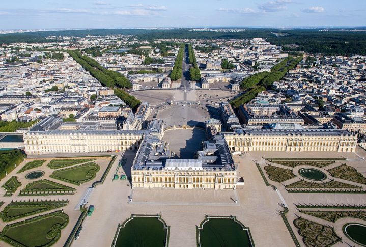 O Château de Versailles, como é conhecido, fica localizado na cidade de Versalhes, a cerca de 20 km a sudoeste de Paris.