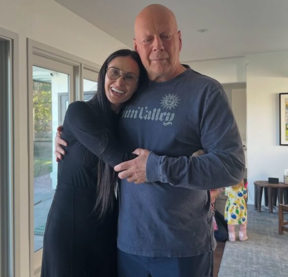 Demi Moore, assim como as outras duas filhas do astro, também publicou fotos com o ex-marido e escreveu: Feliz aniversário, BW! Nós te amamos!
