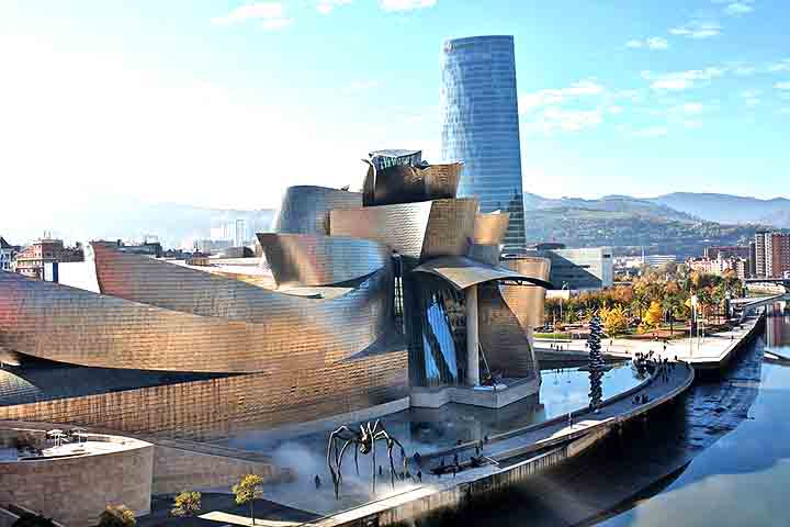 O primeiro da lista é o Museu Guggenheim de Bilbao, projetado por Frank Gehry, com uma arquitetura desconstrutivista. Assim, possui uma superfície de titânio, que brilha sob o sol basco e reflete tanto a cidade quanto o rio. 