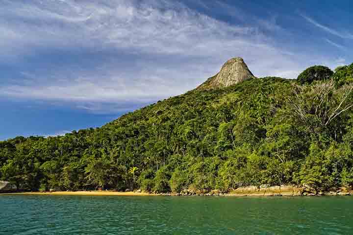 O acesso à cidade é feito principalmente pelas rodovias BR-101 ou Rio-Santos, já que Paraty não possui aeroporto. Quem vem de carro ou ônibus precisa se preparar para um trajeto sinuoso, mas visualmente recompensador.
