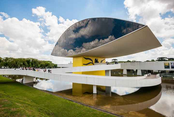 Curtiba também tem uma vida cultural e artística vibrante. O Museu Oscar Niemeyer, o famoso Museu do Olho, é uma referência arquitetônica.