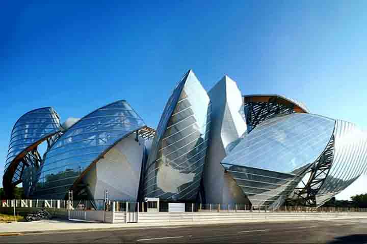 Frank Gehry reaparece na Fundação Louis Vuitton. Doze velas de vidro envolvem o edifício, que fica localizado no Bois de Boulogne, e visa criar um contraste futurista com o cenário histórico de Paris.