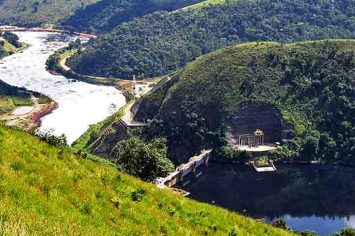 As montanhas formam uma barreira natural, fazendo com que o Tietê seja forçado a fluir para o lado oposto, em direção ao interior do estado de São Paulo.