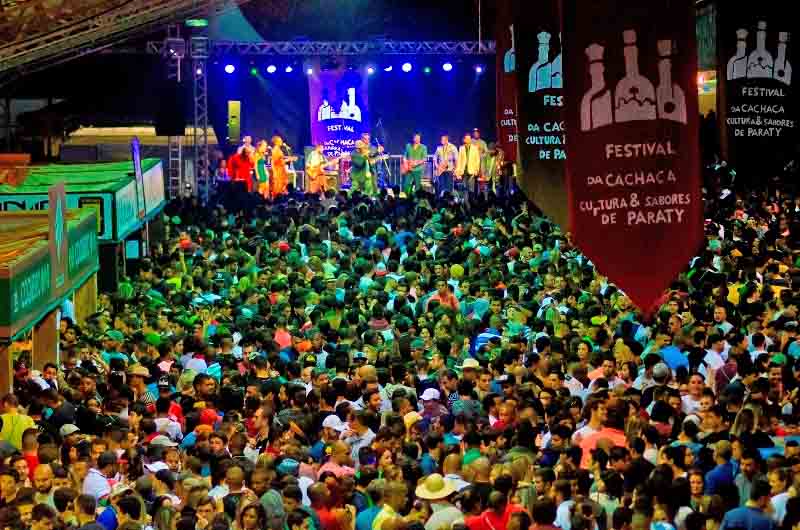 Exemplos são o Carnaval com seus bonecos gigantes, a Festa do Divino Espírito Santo, com ritos religiosos e apresentações populares, e a Flip – Festa Literária Internacional de Paraty – que há anos reúne escritores e leitores de diversas partes do mundo.