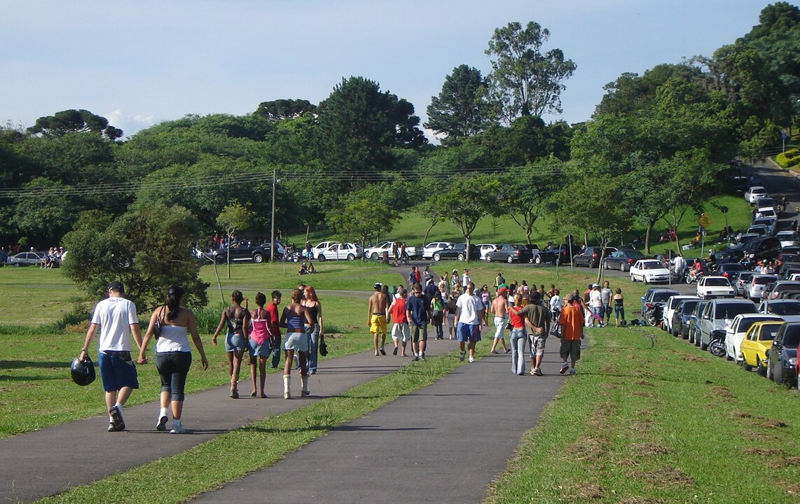 Com produção da AirPromo, em parceria com a Disney, o evento será no Centro de Eventos Positivo, no Parque Barigui. Esse importante espaço curitibano, além de ser um recanto natural, se destaca como palco cultural, abrigando eventos gratuitos e shows intimistas, com apresentações musicais e temáticas.