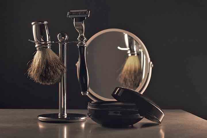 O vidente lia o futuro a partir da imagem da pessoa refletida na superfície da água em copo raso ou recipiente de louça. 
