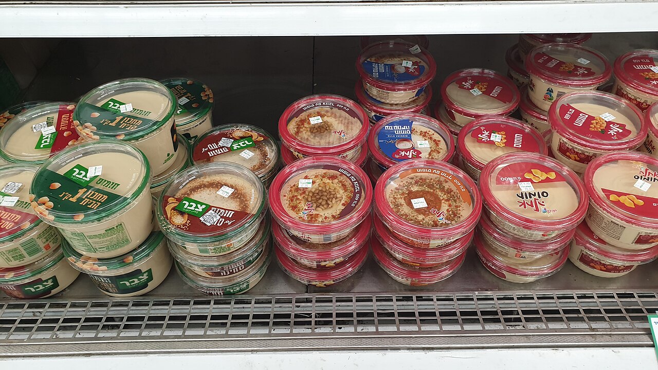 Além do famoso homus, o grão-de-bico pode ser transformado em pastas, combinando ingredientes como azeitonas, ervas frescas e especiarias para criar molhos e patês diversificados.