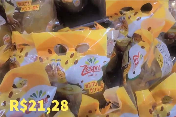 Na mesma faixa de preço do abacaxi está o kiwi amarelo, que gira em torno de R$ 21,28. O kiwi gold tem uma forma mais ovalizada que o comum, polpa amarela em vez de verde e a tradicional casca castanha, coberta de pilosidades. A polpa contém as conhecidas pequenas sementes pretas e comestíveis.