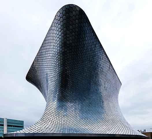 O Museu Soumaya, na Cidade do México, foi projetado por Fernando Romero, com revestimento de 16.000 hexágonos de aço que brilham à luz do sol. Ele possui um contorno curvo que homenageia os pioneiros da arquitetura moderna.