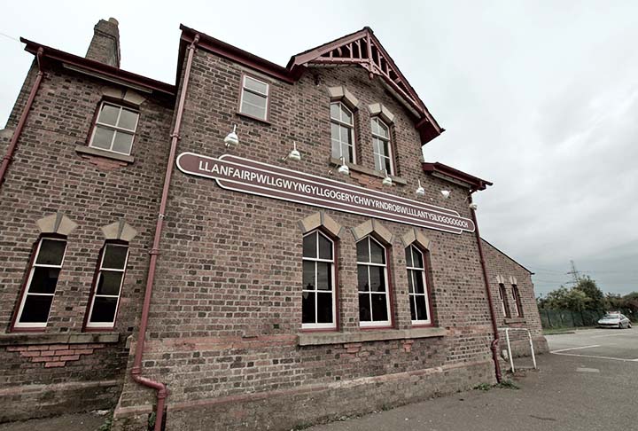 Por isso, é comum ver esse nome longo em diversas fachadas de prédios. Um marco por toda a cidade. 