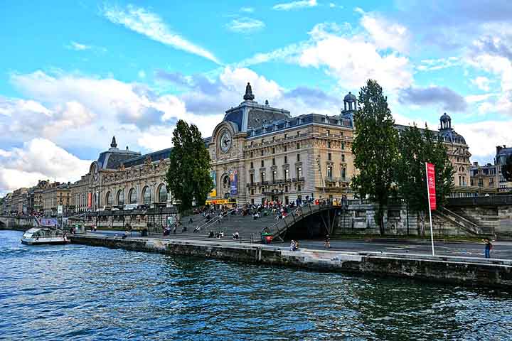 O Museu d'Orsay, em Paris, por sua vez, serviu como uma estação ferroviária de Belas Artes. Atualmente, seus vastos arcos e relógios ornamentados destacam coleções impressionistas e pós-impressionistas.