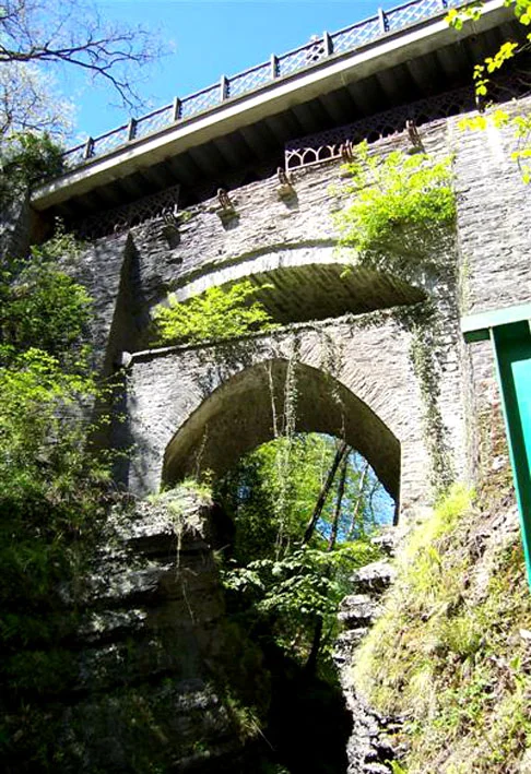 Lenda: a ponte foi construída a pedido de uma mulher cuja vaca foi parar do lado oposto do rio. O Diabo exigiu a primeira alma que atravessasse a ponte e a mulher jogou pão para que seu cachorro passasse primeiro. 