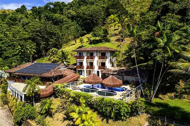 Situada no litoral sul do estado do Rio de Janeiro, ela chama atenção não apenas pela paisagem rica em vegetação atlântica e pelo litoral recortado por praias e ilhas, mas também por preservar um dos mais belos conjuntos arquitetônicos do período colonial brasileiro.