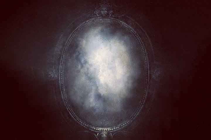 Poderes “mágicos” - Em diferentes civilizações, o espelho foi considerado um canal de predições pela “catoptromancia” (união de termos gregos para espelho e adivinhação). 
