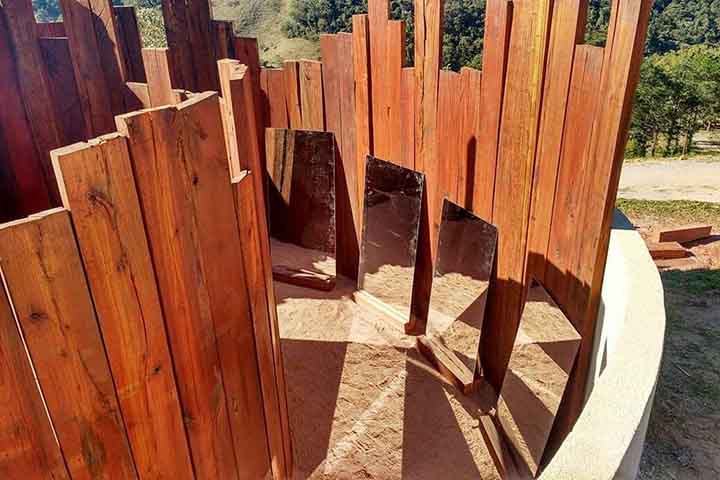 Energia lunar - No período das dinastias na China, havia a crença de que espelhos poderiam “sugar” as forças da lua. O satélite natural da Terra era cultuado na região asiática na antiguidade. 

